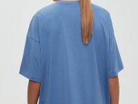 Оверсайз футболка со спущенным плечом