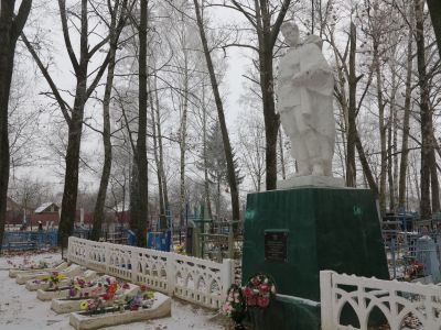 Воинское кладбище, где похоронено 29 советских воинов, погибших в 1943 г. в боях с немецко-фашистскими захватчиками при освобождении города