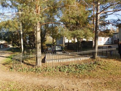 Братская могила 270 советских граждан, расстрелянных немецко-фашистскими захватчиками в феврале 1942 г. Установлен обелиск