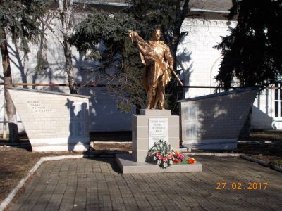 Братская могила партизан, погибших в годы гражданской войны, и воинов 571-го стрелкового полка 317-й стрелковой дивизии, погибших при освобождении станицы