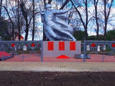 Братская могила советских воинов, погибших в боях с фашистскими захватчиками в 1943 году. Захоронено 16 человек, имена установлены. Обелиск