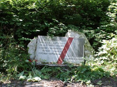 Памятный знак на месте боев партизан Севастопольского отряда