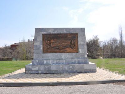 Памятный знак на месте ожесточенных боев 138-й стрелковой дивизии полковника Людникова И.И. "Остров Людникова"