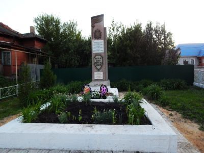 Братская могила 3 офицеров, погибших в 1943 г. (среди них Герой Советского Союза М.Л. Спивак)