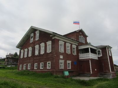 Двухэтажное деревянное здание с мезонином в с. Мохча Ижемского района, ныне занимаемое правлением колхоза "Власть Советов"