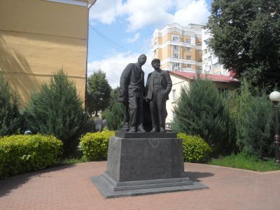 Скульптурная группа Ленин и Горький