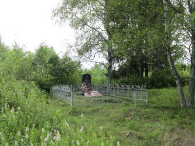 Братская могила 5 воинов Советской Армии, погибших в 1941-1943 гг. в боях с немецко-фашистскими захватчиками. Установлен обелиск