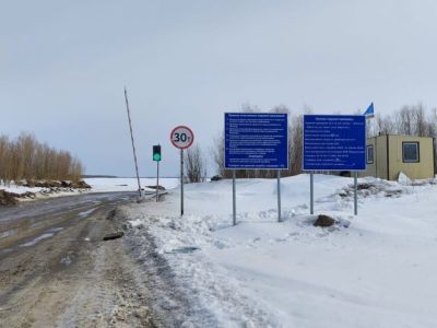 На региональных автозимниках через Лену снизили грузоподъемность