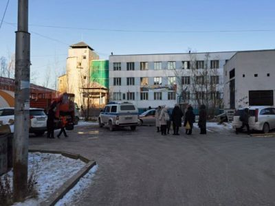В Якутске из-за сообщения о минировании оцепили здание школы