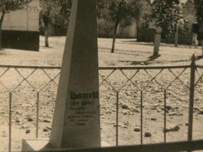 Могила Циглера, первого председателя поселка Рождественского сельского Совета