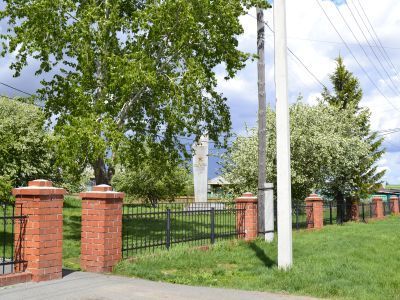 Могила красноармейца Винокурова, погибшего в бою с колчаковцами