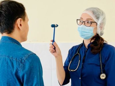 «Никаких предметов в рот». Врач рассказала о том, как помочь человеку при приступе эпилепсии