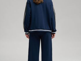 Толстовка свободного кроя из футера