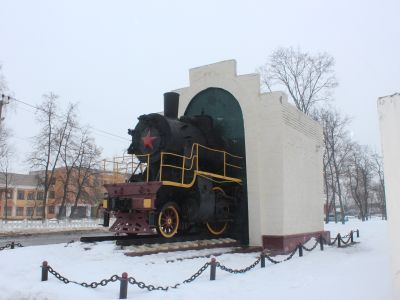 Паровоз «СУ-211-75», изготовленный в 1937 году  на Сормовском заводе, установлен как памятник трудовой славы железнодорожников