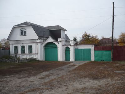 Дом жилой с воротами