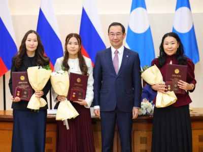 Айсен Николаев наградил выдающихся ученых Якутии