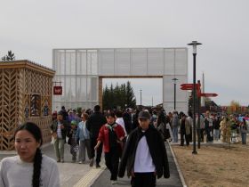 Вилюйск преображается: в День города на набережной «Поющие пески» зазвучала новая музыка