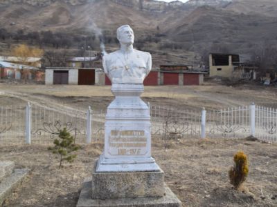 Памятнику Герою Советского Союза М.Гамзатову