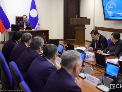 Айсен Николаев обсудил меры соцподдержки населения с представителями парламентских фракций Якутии
