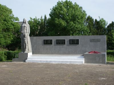 Братская могила советских воинов