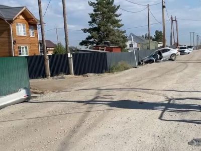 В Якутске при наезде автомобиля на столб и забор погиб человек