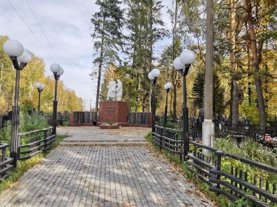 Братская могила советских воинов