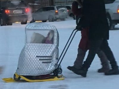 Фотофакт: портативный гараж для детских санок