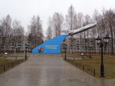 Истребитель МИГ-3 - памятник летчикам Северо-Западного фронта