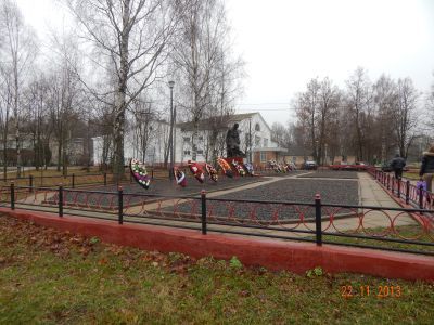 Братская могила 1685 воинов Советской Армии, погибших в боях с немецко-фашистскими захватчиками при освобождении города Рудня и района в 1941-1943 гг. Установлен обелиск