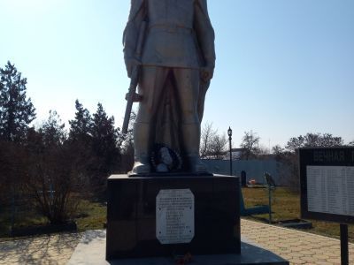 Памятник Герою Советского Союза В. Канкава