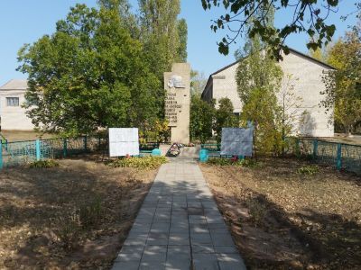 Братская могила участников гражданской войны и погибших в дни Сталинградской битвы воинов