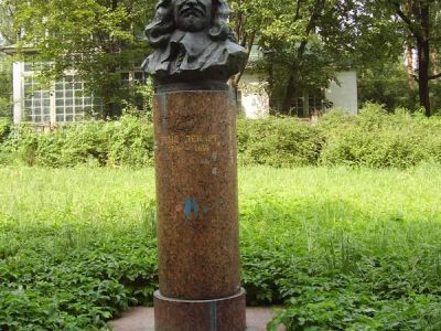 Памятник-бюст известному французскому ученому Р. Декарту