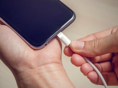 В Сибири подросток погиб от удара током при зарядке телефона