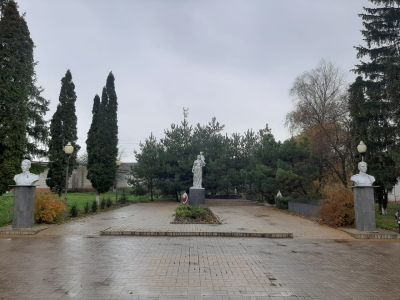 Братская могила советских воинов, погибших в боях с фашистами  в 1943 году. Похоронено 128 воинов, имена установлены. Скульптура женщины с ребенком