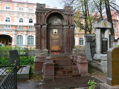 Могила Зубкова Ивана Георгиевича (1904-1944 гг.) - Героя Социалистического Труда