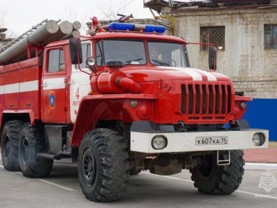 Студенческой добровольной команде Верхневилюйского техникума вручили пожарный автомобиль