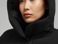 Утепленное пальто с капюшоном