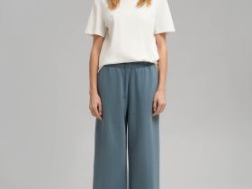 Трикотажные брюки объемного кроя из футера