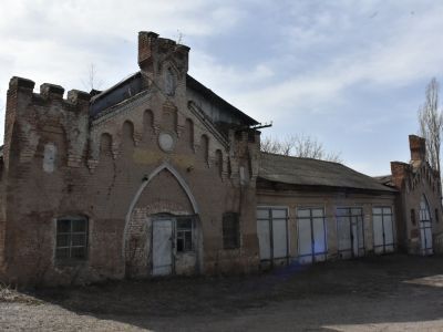 Каретный сарай с конюшнями