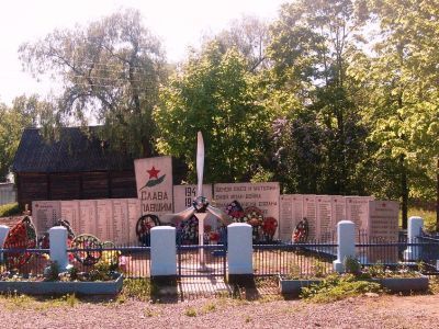 Братская могила воинов Советской Армии, погибших в 1944 г.