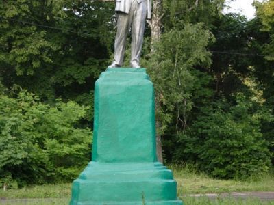 Памятник В.И. Ленину. 1957 г. Скульптор Бондаренко. Металл