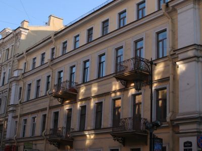 Дом, где жили композиторы: в 1871-1872 гг. - Мусоргский М.П., в 1871-1872 гг. - Римский-Корсаков Н.А., в 1865 г. - Чайковский П.И.