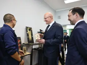 Дмитрий Чернышенко побывал в Якутии в новом здании школы в селе Хатассы