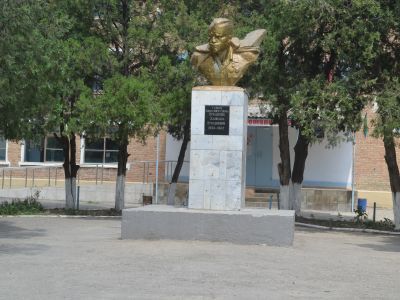 Памятник Герою Совесткого Союза Х-П.Нурадилову