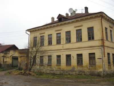 Жилой дом с воротами