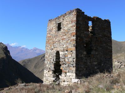 Два склепа: Дзобаевых и Дзукаевых. Святилище во имя Ильи, десять полуподземных склепов, сторожевая башня Гадзоевых