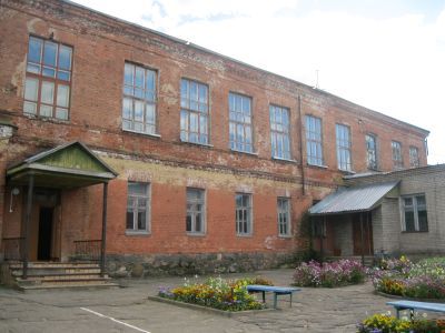 Средняя школа № 1, место учебы Героя Советского Союза, танкиста К.В.Заборовского. Установлена мемориальная доска