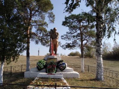 Братская могила воинов Советской Армии, погибших в январе 1943 года. Захоронено 69 человек, установлено фамилий на 24 человека. Скульптура установлена в 1965 году