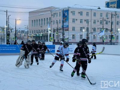 Общественный каток открыли на площади Ленина в Якутске