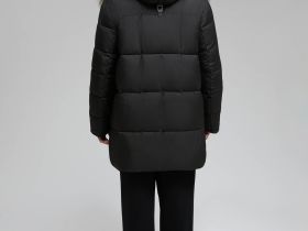 Стеганая куртка с капюшоном и меховой опушкой